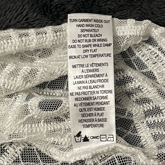 🦋 2 / $27 🦋 Ricki’s creamy colored T-shirt. Partner it with your own tank top. - Picture 3 of 5